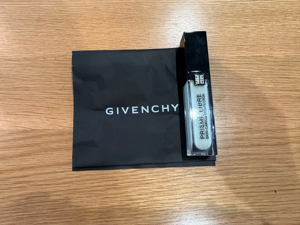 GIVENCHY プリズム・リーブル・スキンケアリング・コンシーラー グリーン