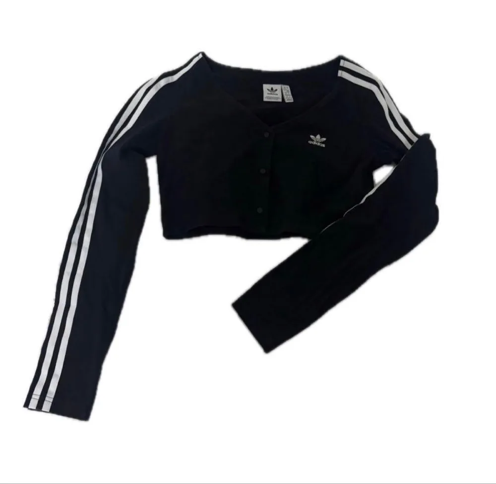 adidas クロップド丈 長袖トップス ブラック