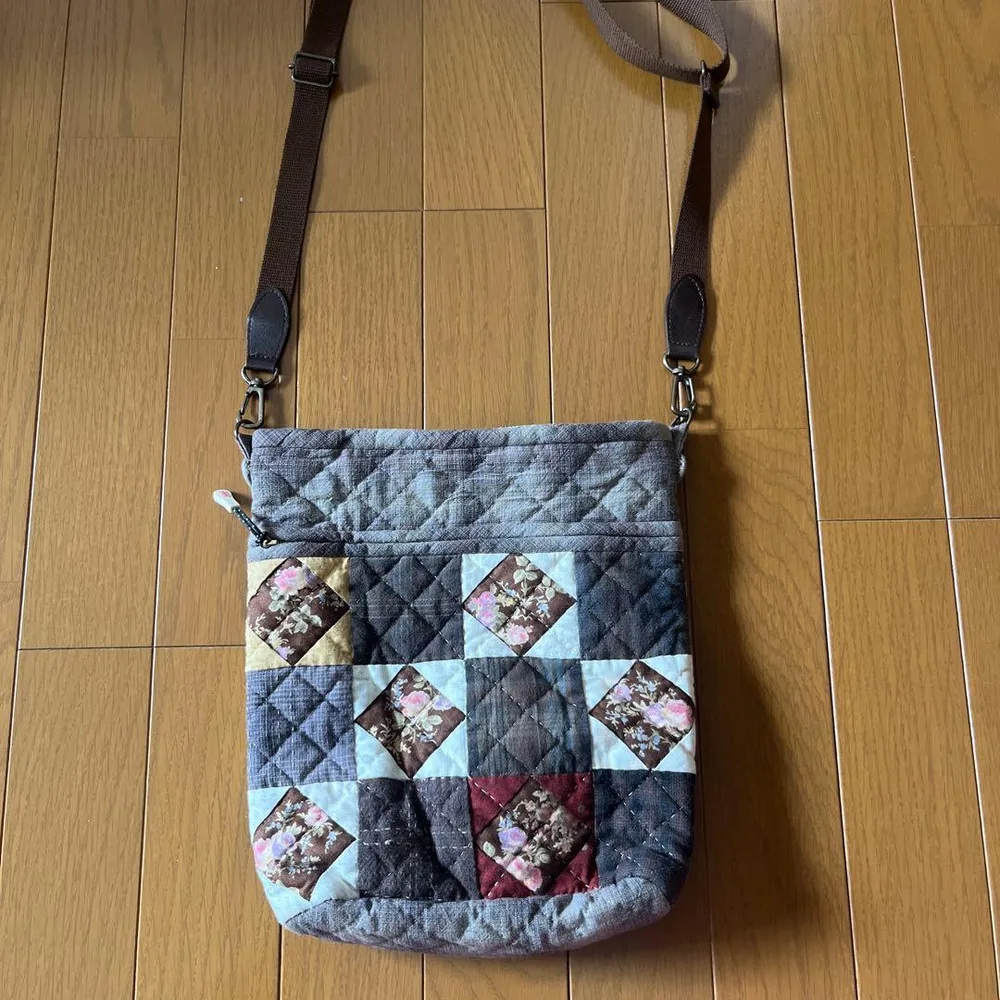おばあちゃんのハンドメイド パッチワーク ショルダーバッグ ポシェット