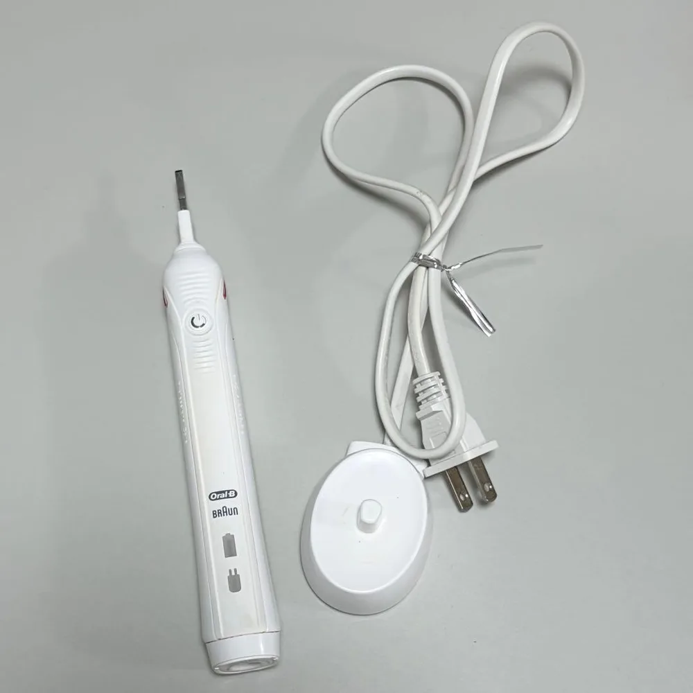 BRAUN Oral-B 電動歯ブラシ 本体 充電器付き