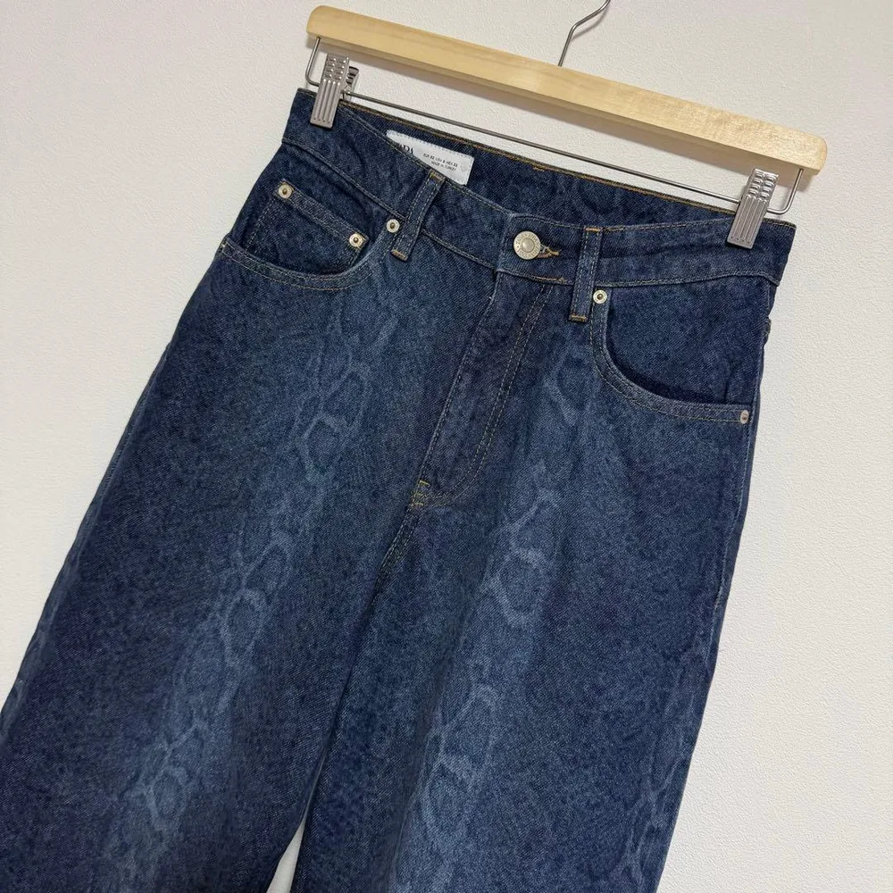 32★ZARA クロコ調デザイン デニムパンツ ジーンズ