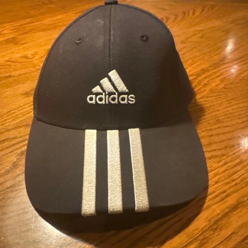 adidas ベースボールキャップ ブラック(ほぼ未使用)