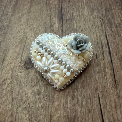 ハンドメイド ビーズ刺繍ブローチ ハートモチーフ