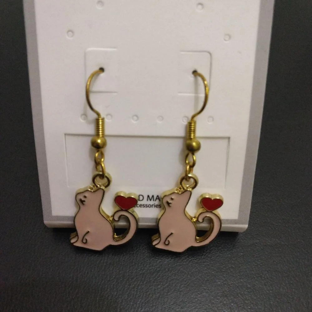 ネコ ピアス ハンドメイド 100均 留め具なし 金属 フックピアス
