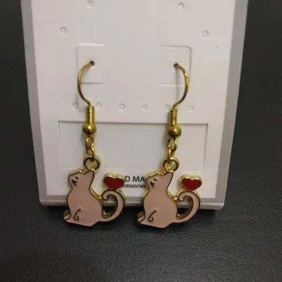 ネコ ピアス ハンドメイド 100均 留め具なし 金属 フックピアス