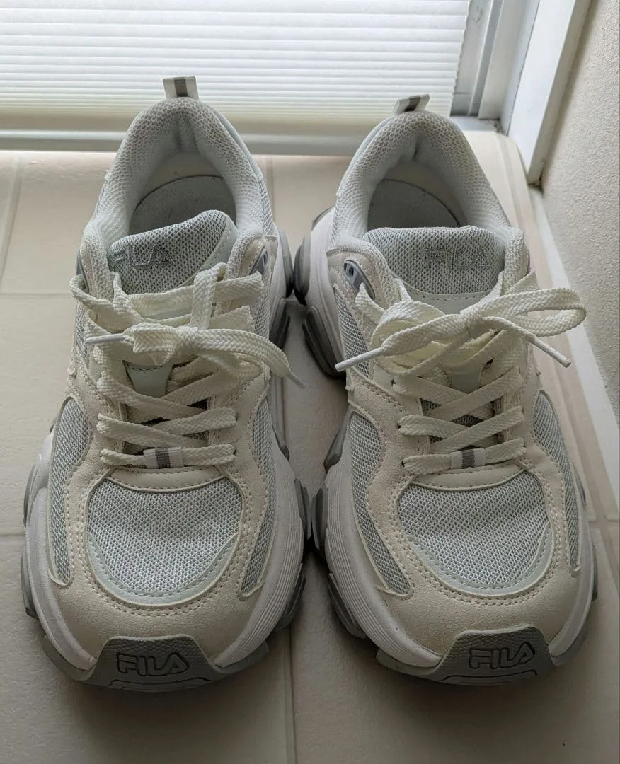 FILA รองเท้าผ้าใบผู้หญิงสีขาว