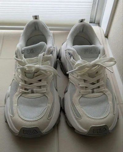 FILA รองเท้าผ้าใบผู้หญิงสีขาว