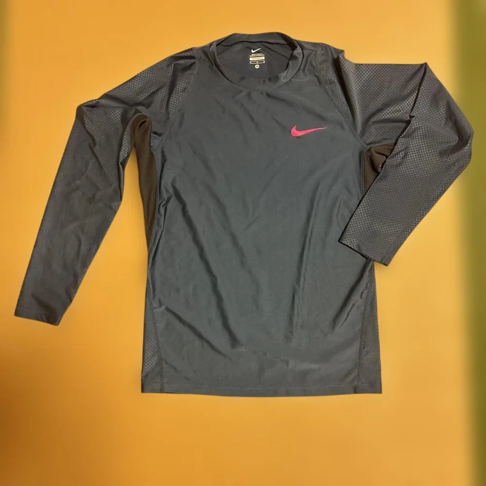 NIKE ラッシュガード Mサイズ