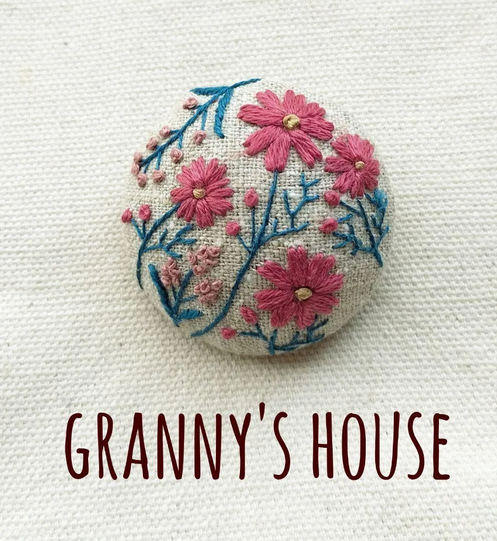Sサイズ コスモスの刺繍ブローチ(きなり)