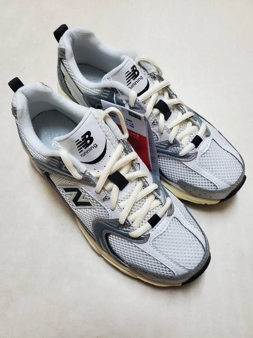 รองเท้าผ้าใบ New Balance สีขาวเทา
