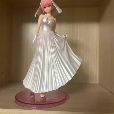 ウェディングドレス姿のフィギュア