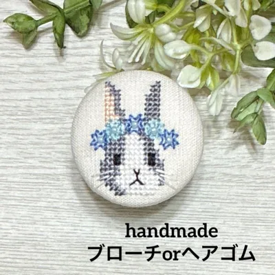 ハンドメイド くるみボタン クロスステッチ 刺繍 ブローチ ヘアゴム .44