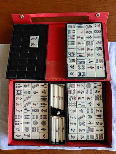 麻雀牌 セット ケース付き 赤色 中古品