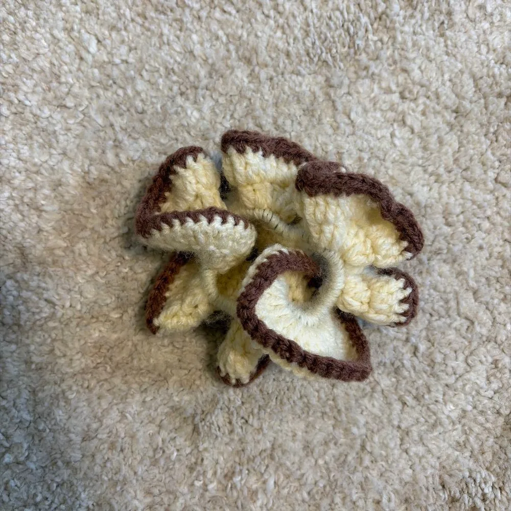 ハンドメイド ニットシュシュ ベージュ×ブラウン
