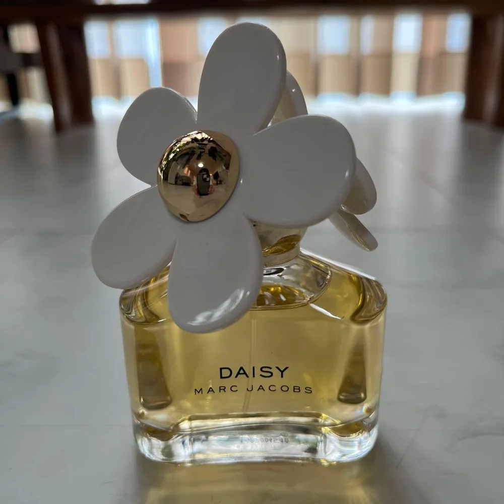 MARC JACOBS DAISY オードトワレ 香水