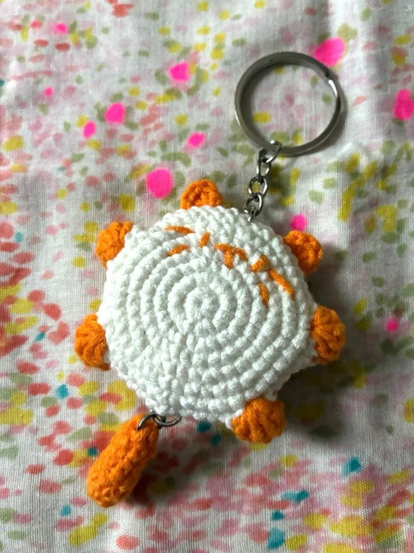 まんまる猫ちゃんのあみぐるみキーホルダー チャーム(ホワイト、オレンジ)