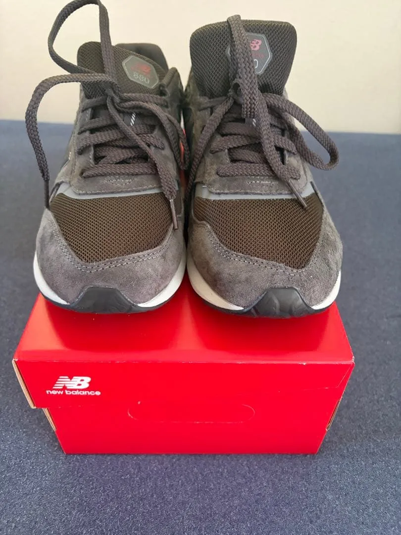 รองเท้าผ้าใบสีเทา New Balance 880