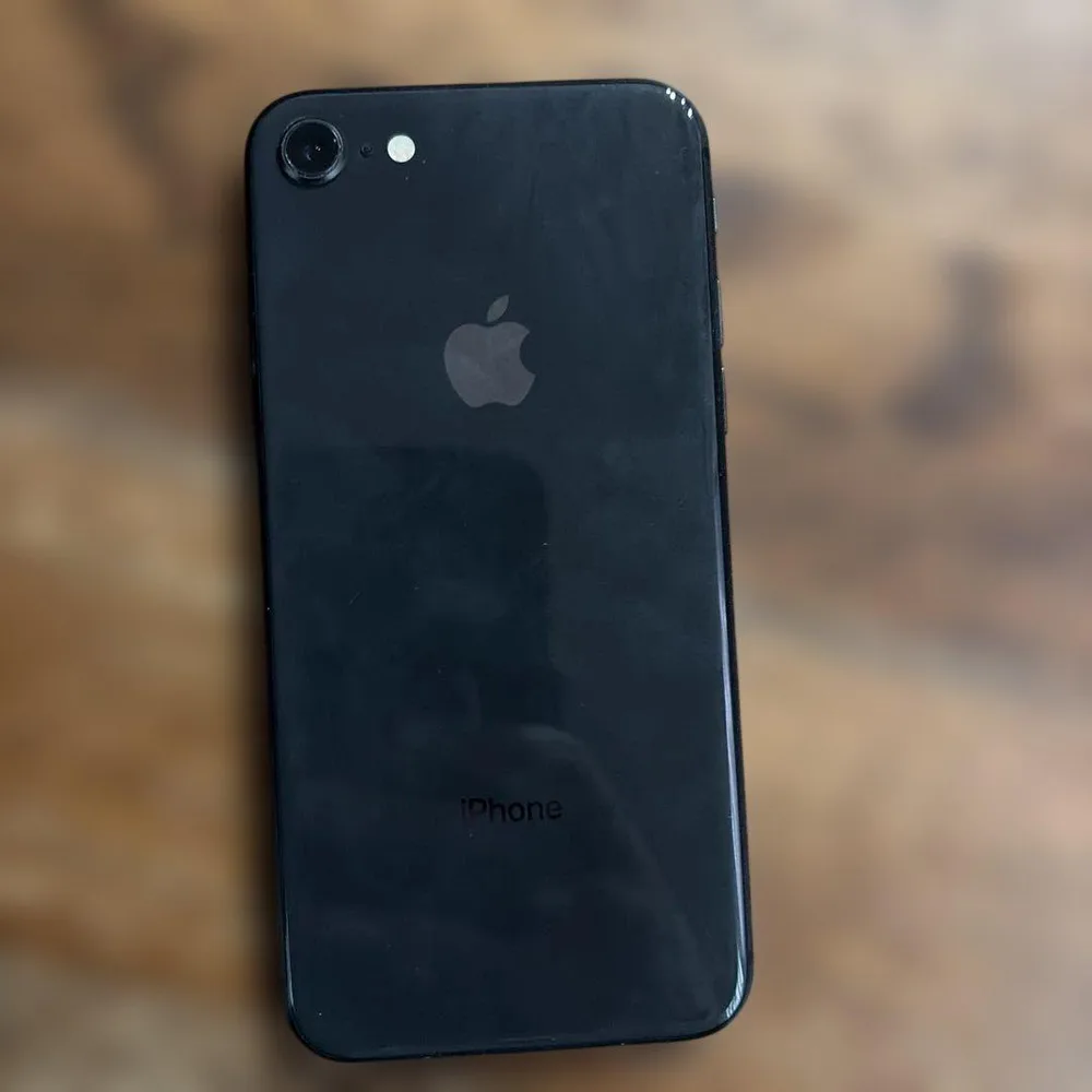 Apple iPhone 8 本体 64G