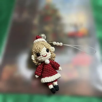 サンタ帽を被った編みぐるみガールのストラップ ハンドメイド クリスマスグッズ