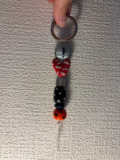ハンドメイド ビーズキーホルダー ハート 個性的 一点もの