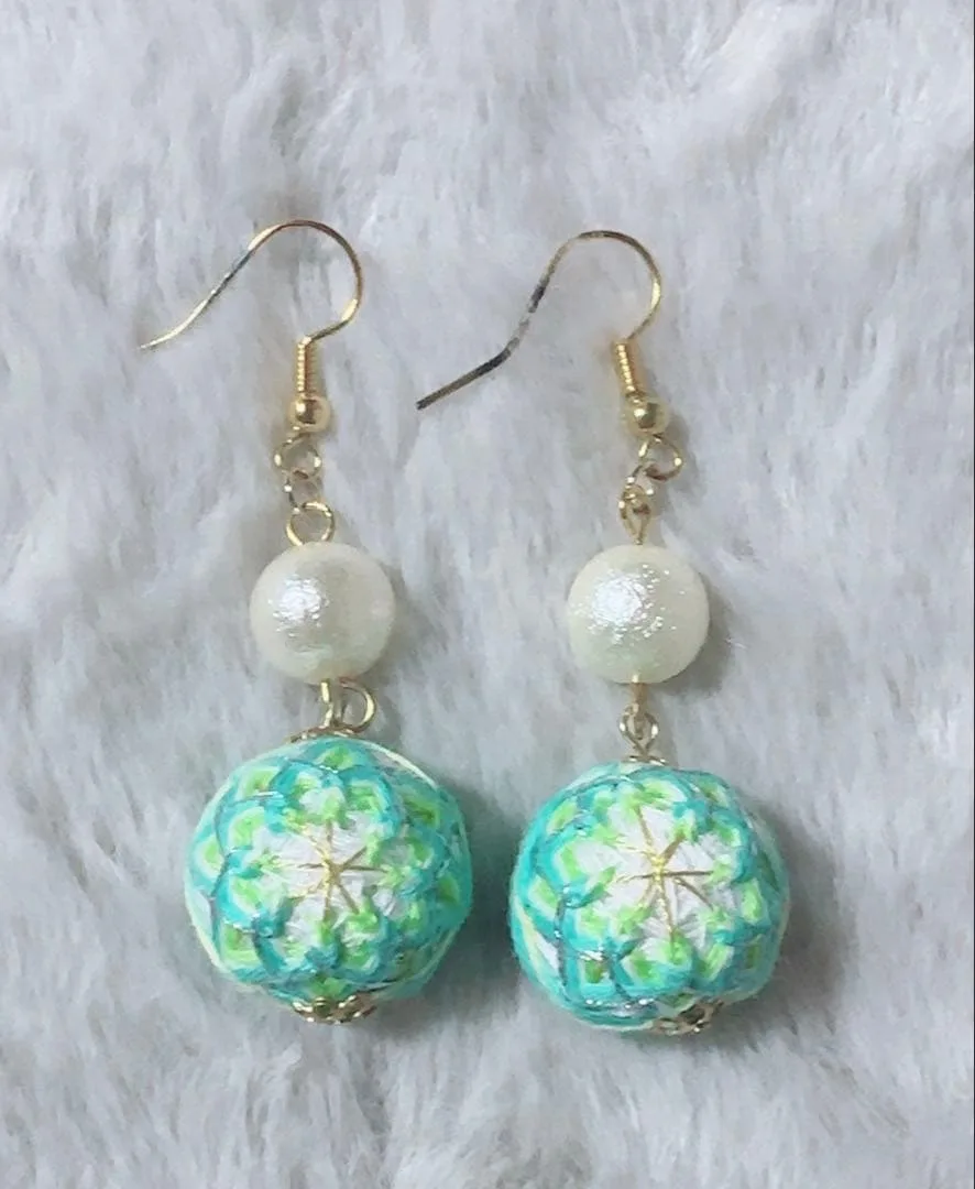 ハンドメイド 手毬とコットンパールのピアス(186)