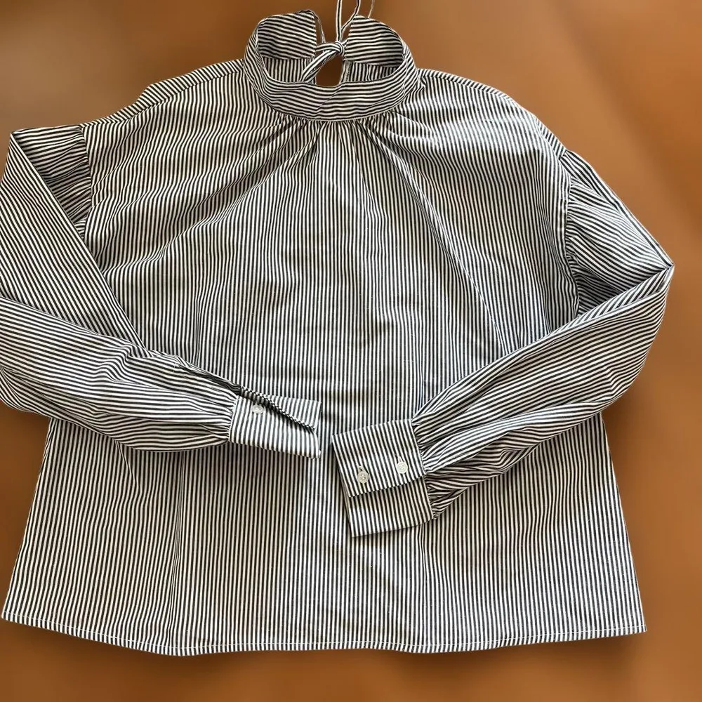 เสื้อแขนยาวลายทางคอตั้ง