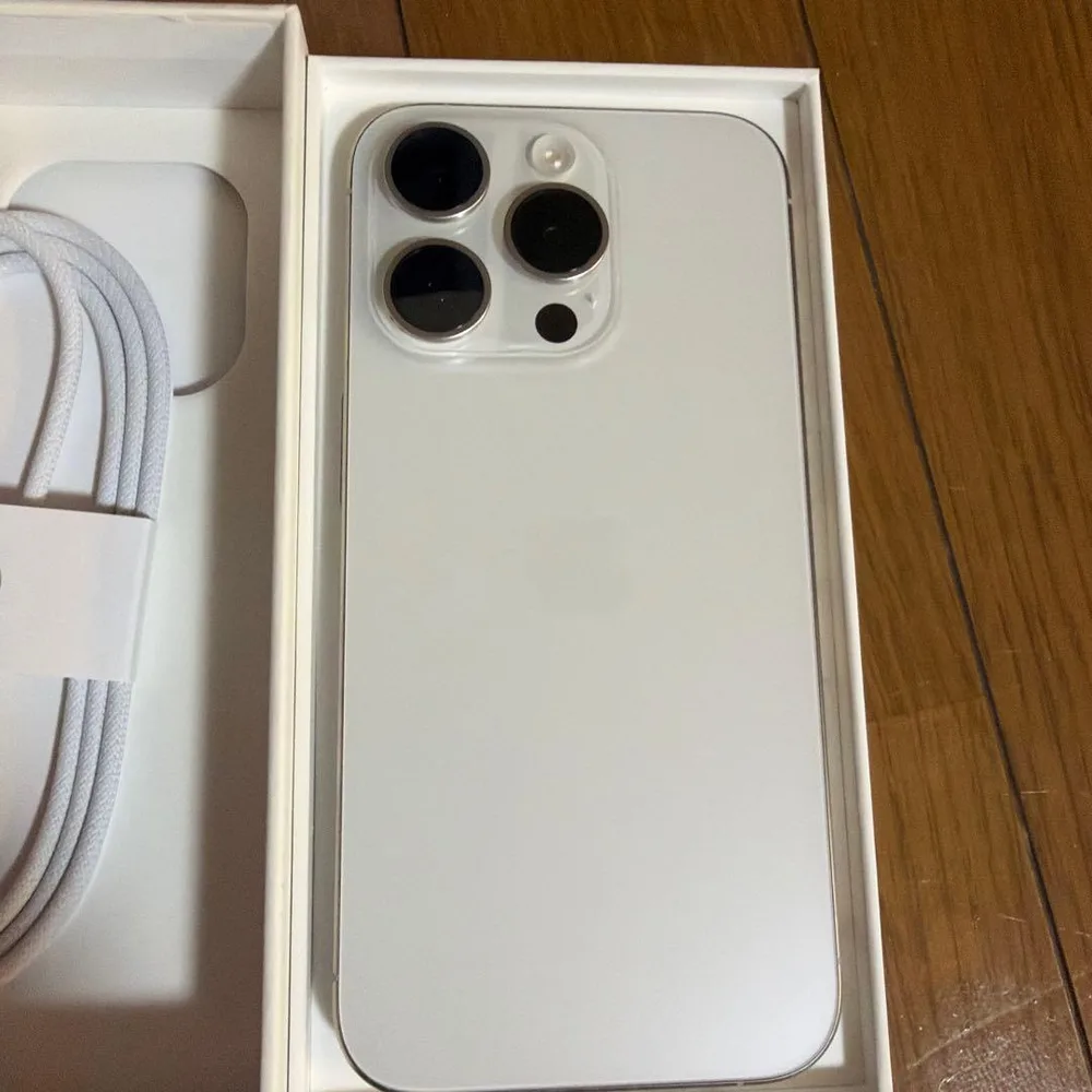 iPhone 15 Pro 128GP 本体 充電コード クリアケース