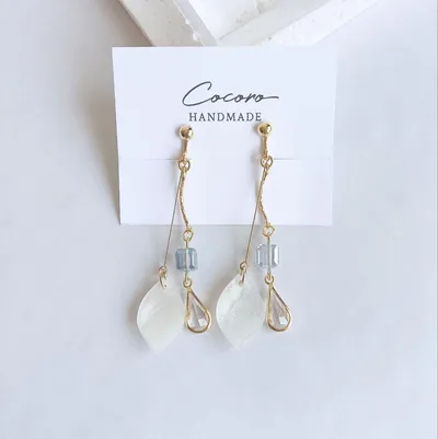 白い花びらパーツとしずくチャームのイヤリング ピアス*ハンドメイド