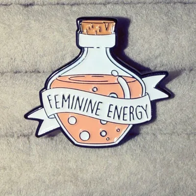 FEMININE ENERGY ボトル ピンバッジ