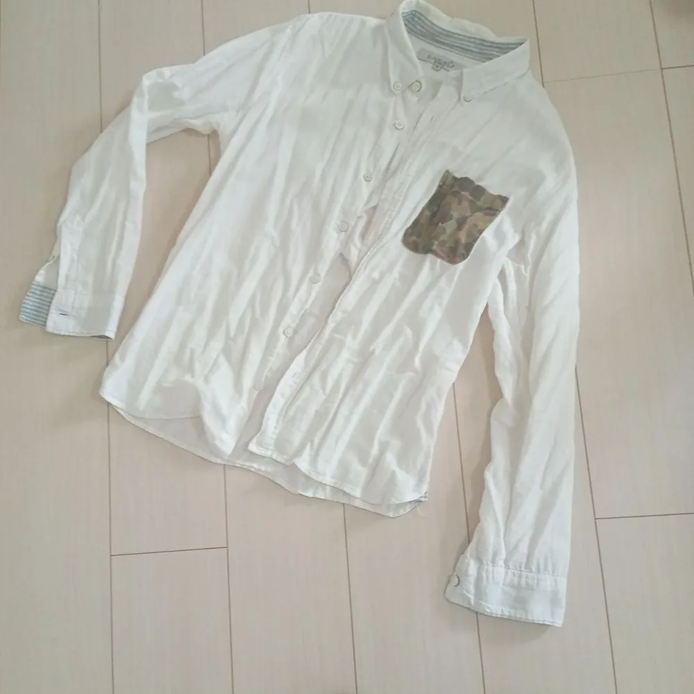 ✨美品✨《SUPERUBIS》✨長袖シャツ✨ホワイト×カモフラ柄✨M✨
