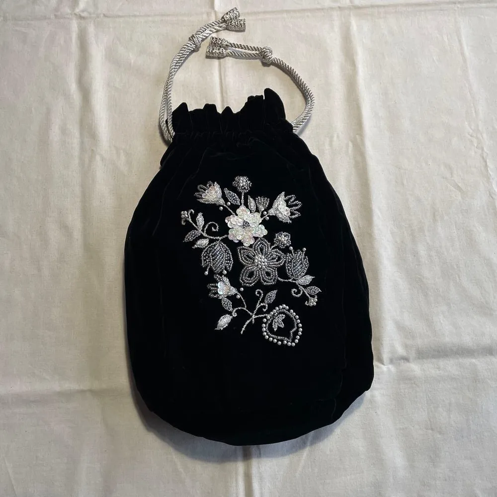 ベロア生地巾着袋 スパンコールとビーズ刺繍 花柄 ブラック