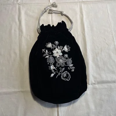 ベロア生地巾着袋 スパンコールとビーズ刺繍 花柄 ブラック