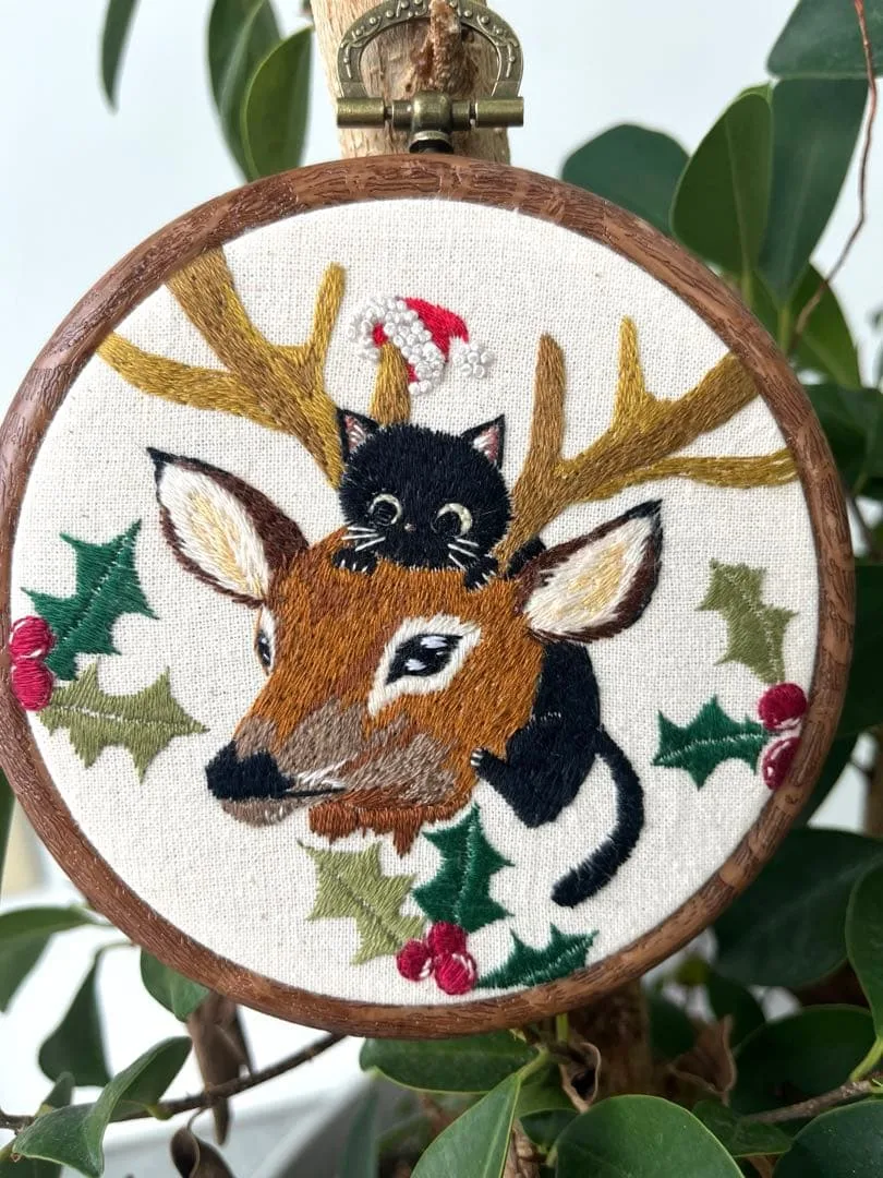 刺繍フレーム「サンタさん来るかニャー♪」