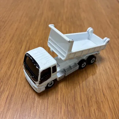 トミカ いすゞ ギガ ダンプカー ミニカー 建設車両 はたらく車 白