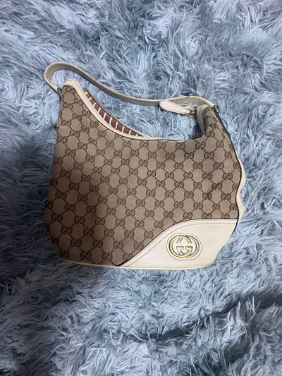 GUCCI กระเป๋าถือลาย Gucci GG สีเบจ