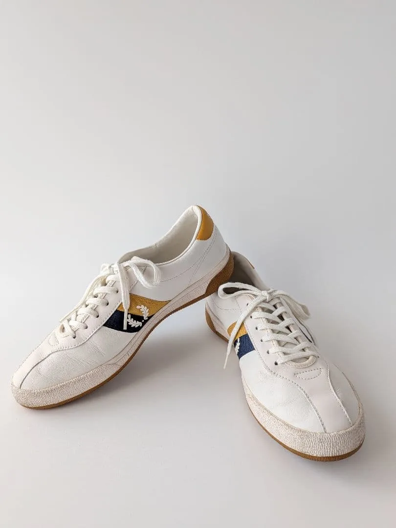 FRED PERRY รองเท้าผ้าใบส้นเตี้ยสีขาว
