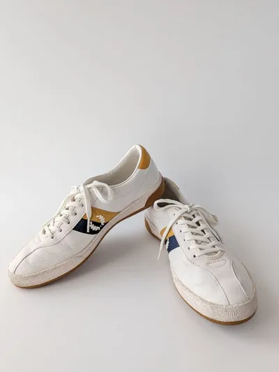FRED PERRY รองเท้าผ้าใบส้นเตี้ยสีขาว
