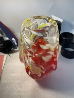 アンティーク レトロ 流れるデザインの赤い花瓶