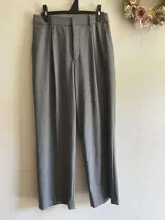 ユニクログレー センタープレス パンツ