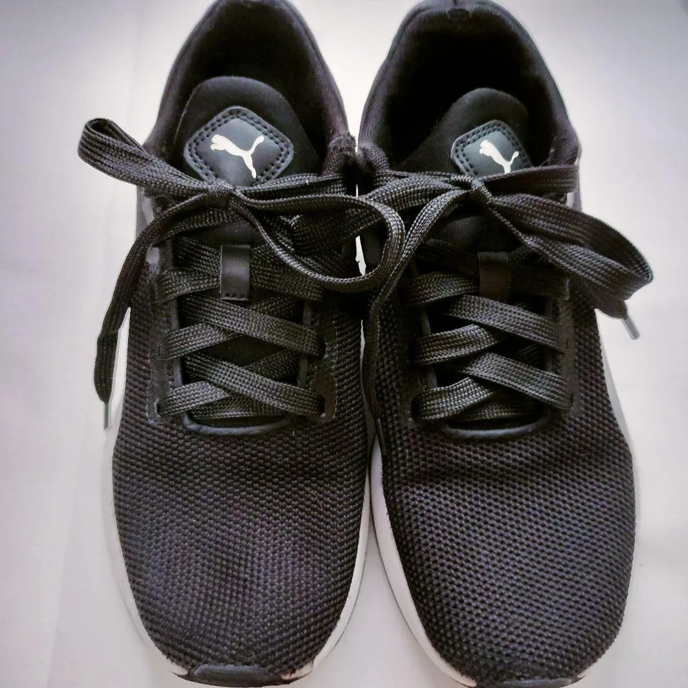 PUMA รองเท้าผ้าใบสีดำประมาณ 24.5 ซม