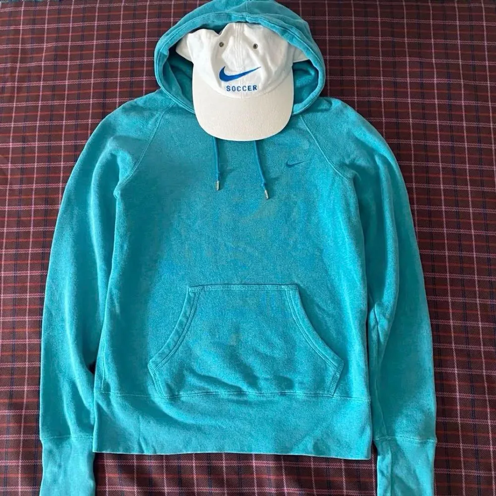 00sNIKEパーカー短丈ターコイズブルー& 90s NIKEホワイトキャップ