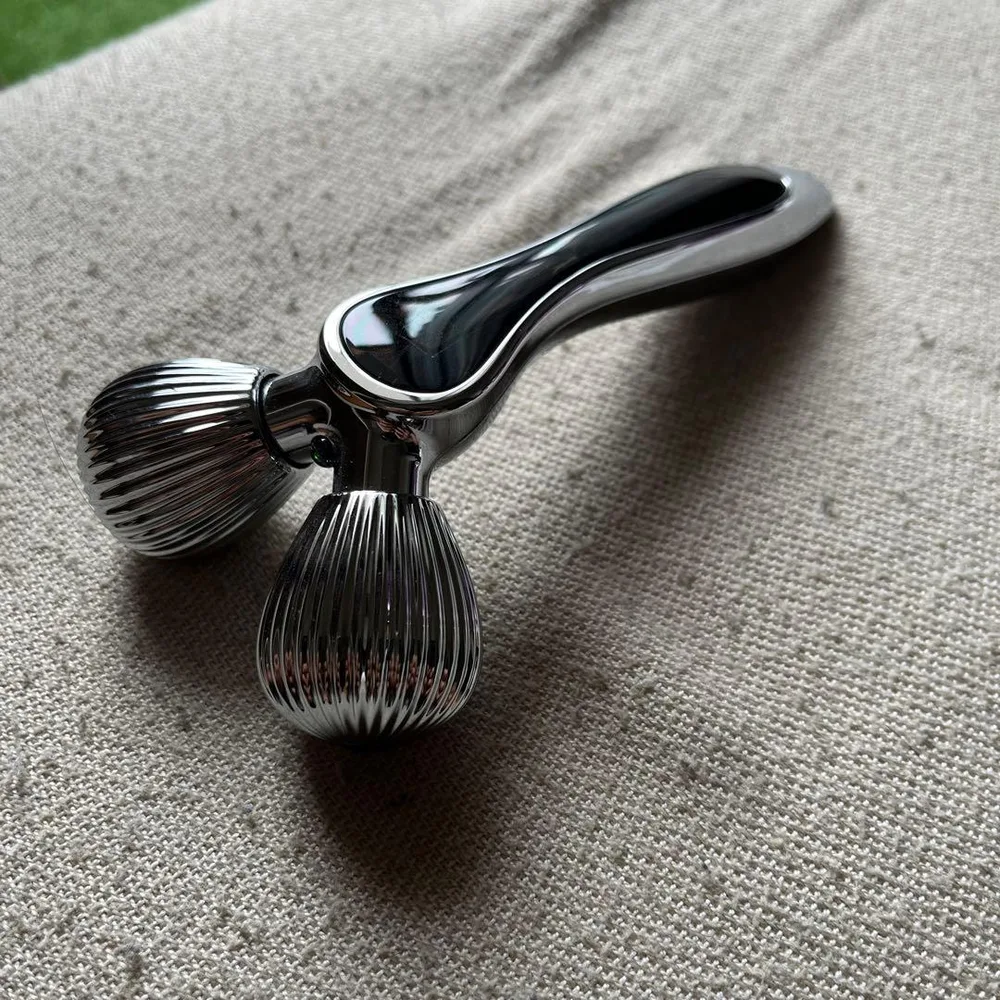 フェイスローラー 美顔ローラー シルバー 収納袋付き