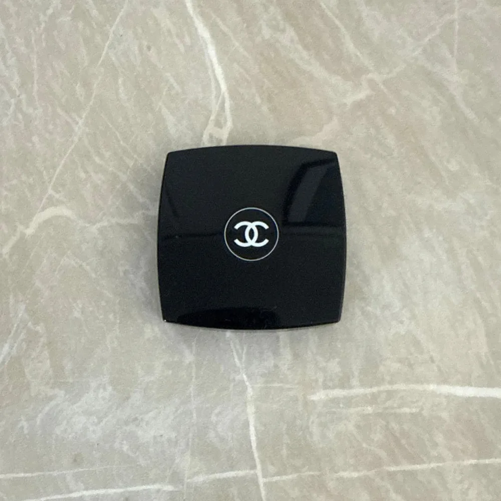 CHANEL オンブル エサンシエル 220 ブラン ペール