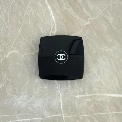CHANEL オンブル エサンシエル 220 ブラン ペール