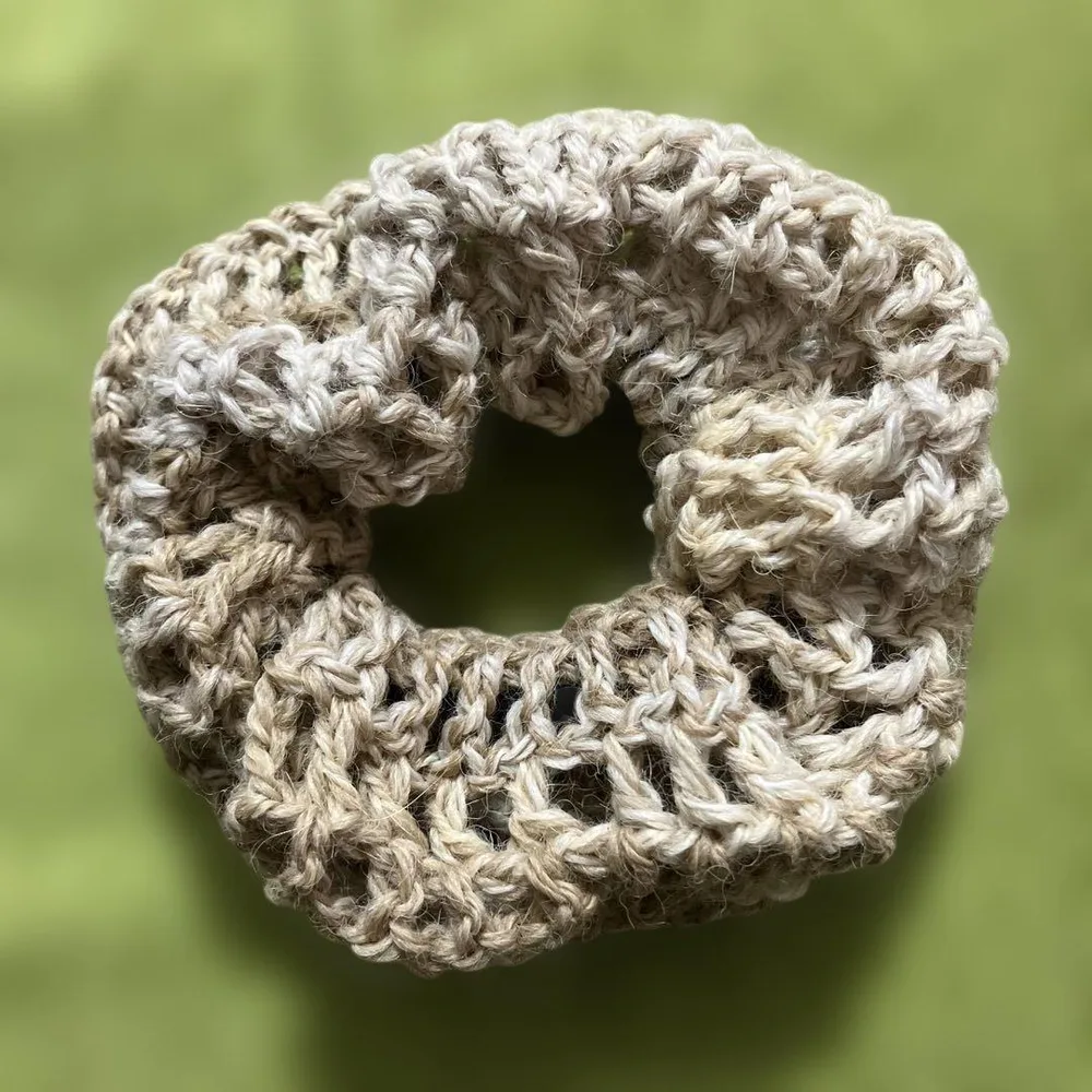 ハンドメイド ニット シュシュ ベージュ