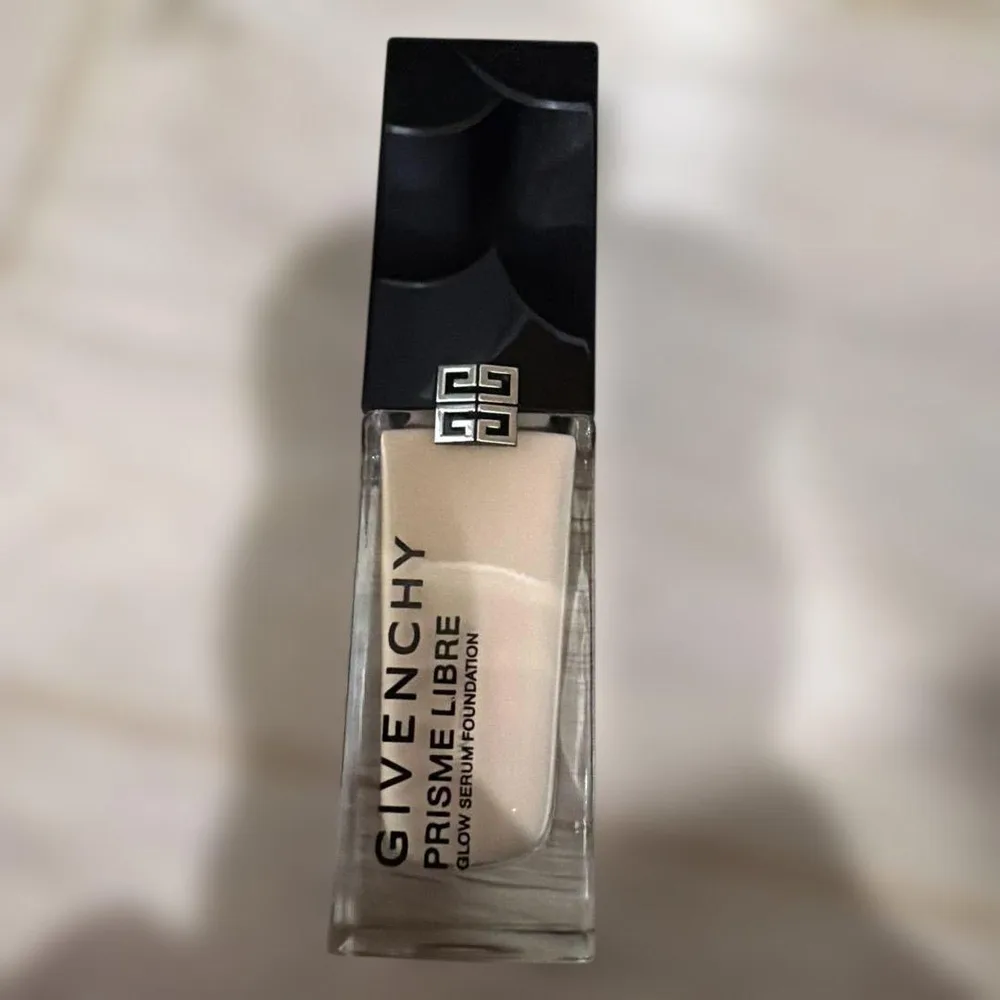 GIVENCHY プリズム・リーブル・グロウ・セラム ファンデーション