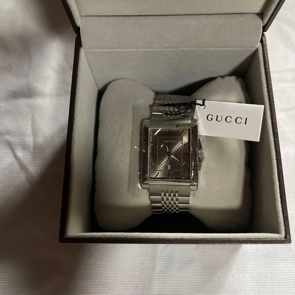 GUCCI メンズ 腕時計 スクエアケース シルバー