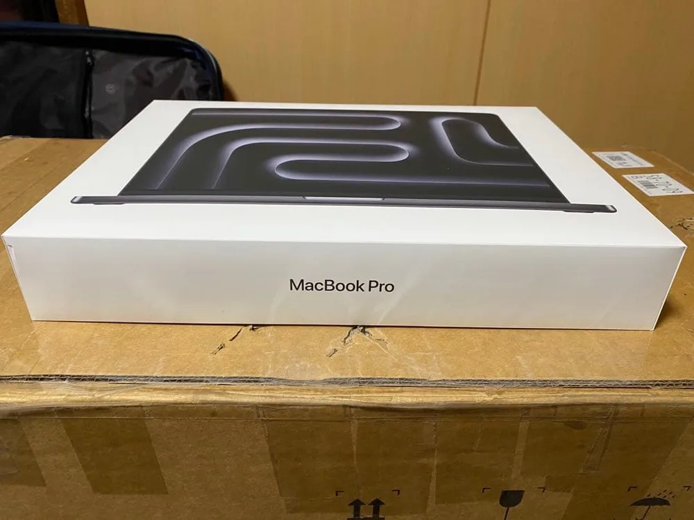 Apple MacBook Pro M5 MAX 16.2インチ 本体