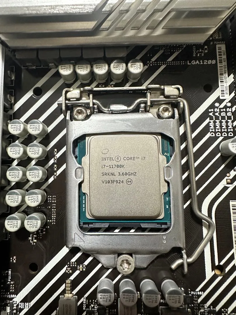 Intel Core i7-11700K CPU 本体