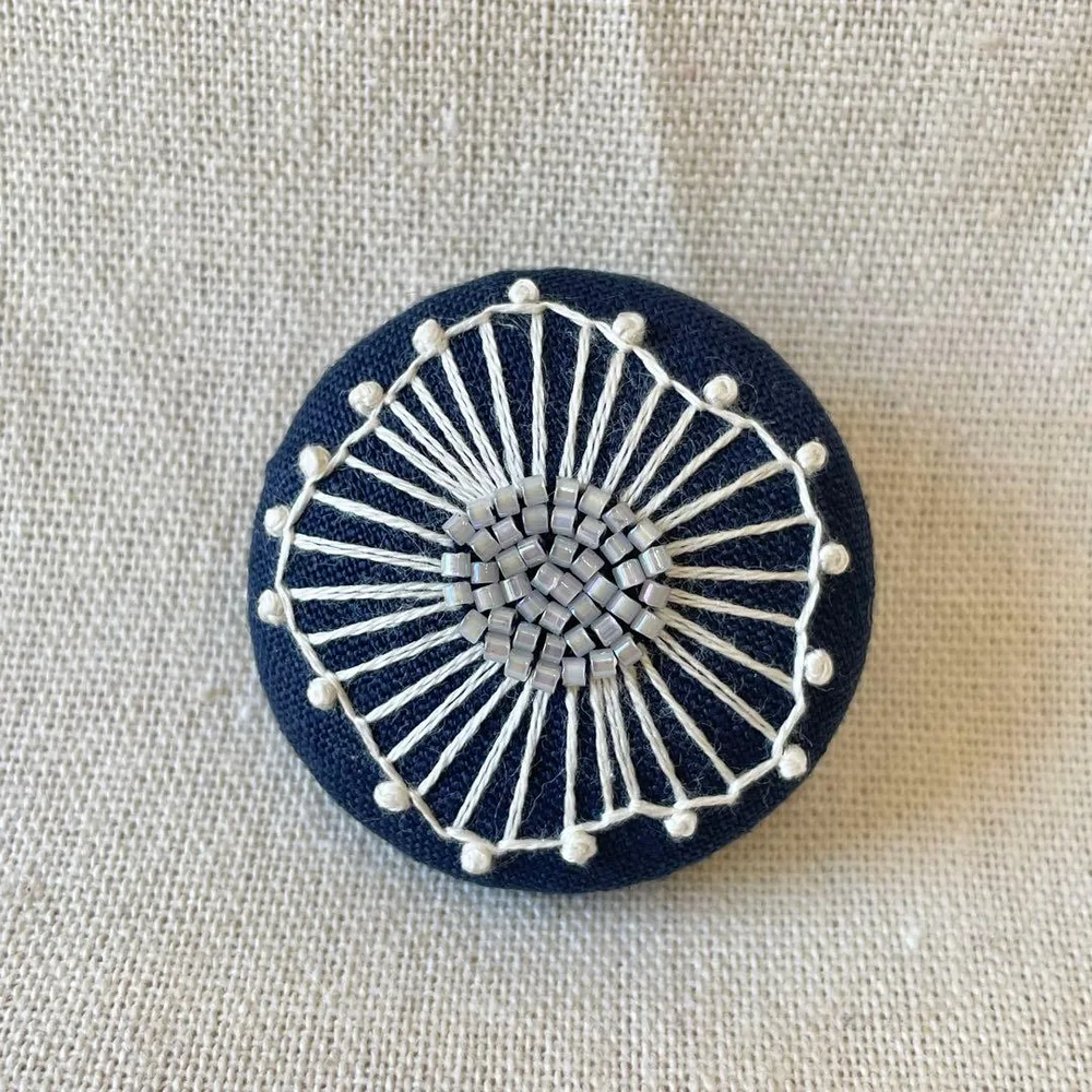 試作品■漂う花 ビーズ刺繍リネンブローチ ナチュラル